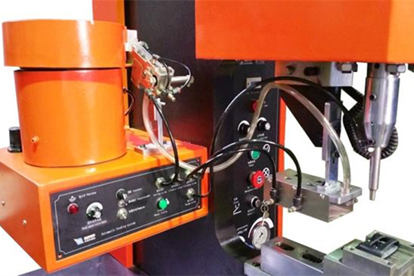 自動(dòng)送料鉚接機(jī)不僅安裝方便且提高生產(chǎn)效率！